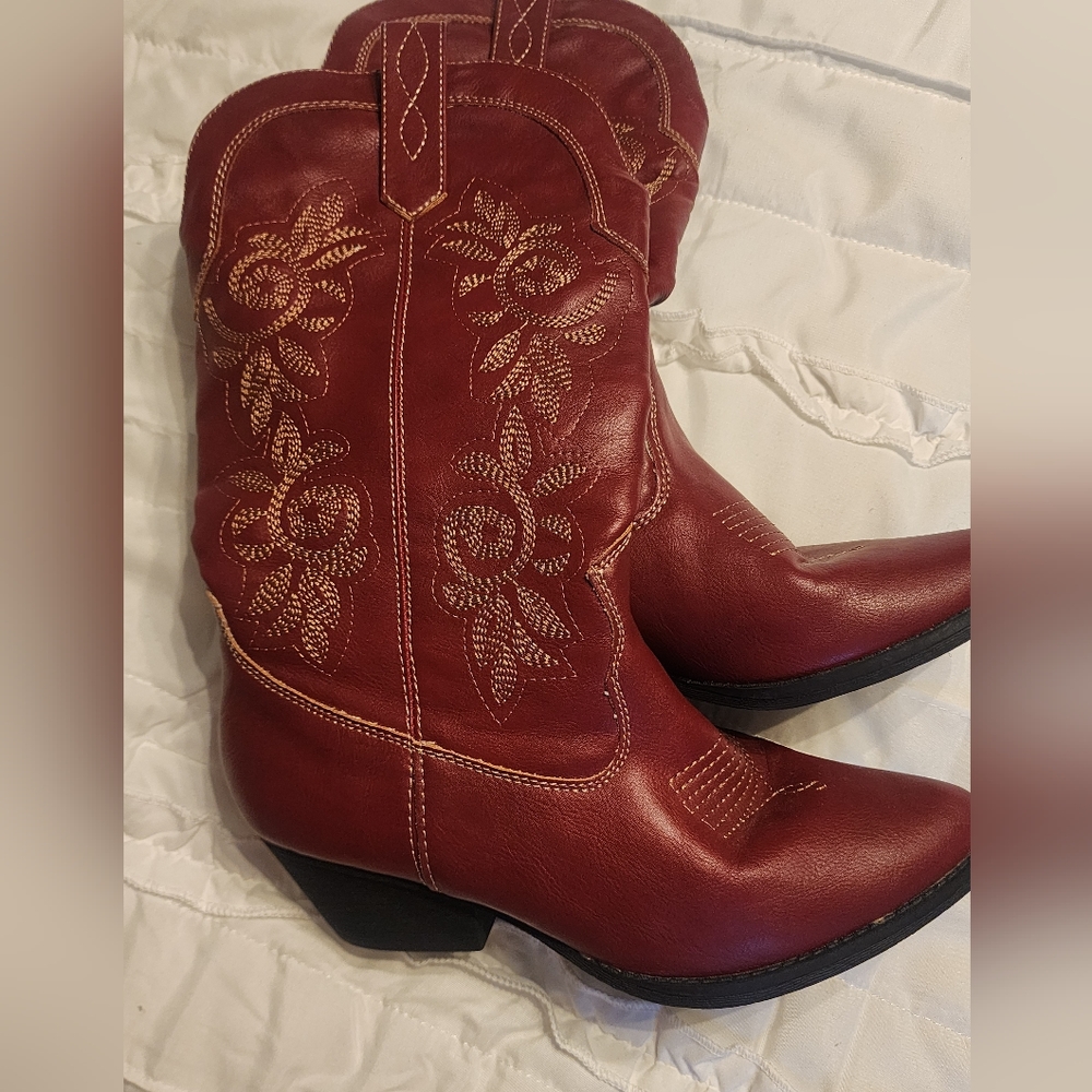 Red cowgirl boots size 8